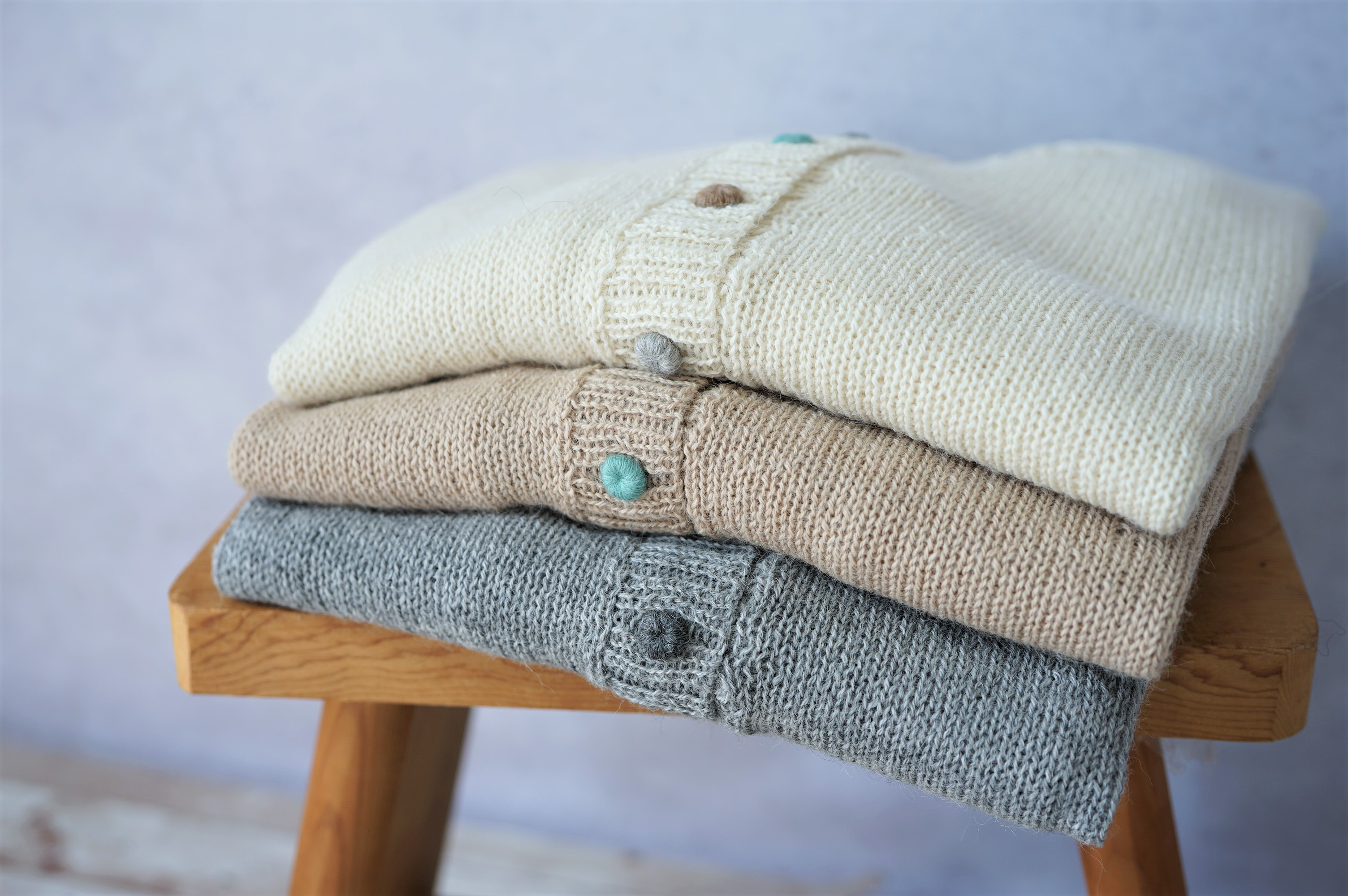 ★SALE【即納可】ベビーアルパカ・カラフル糸釦・クルーネックカーディ（S-370024-グレー）・ペルーニット