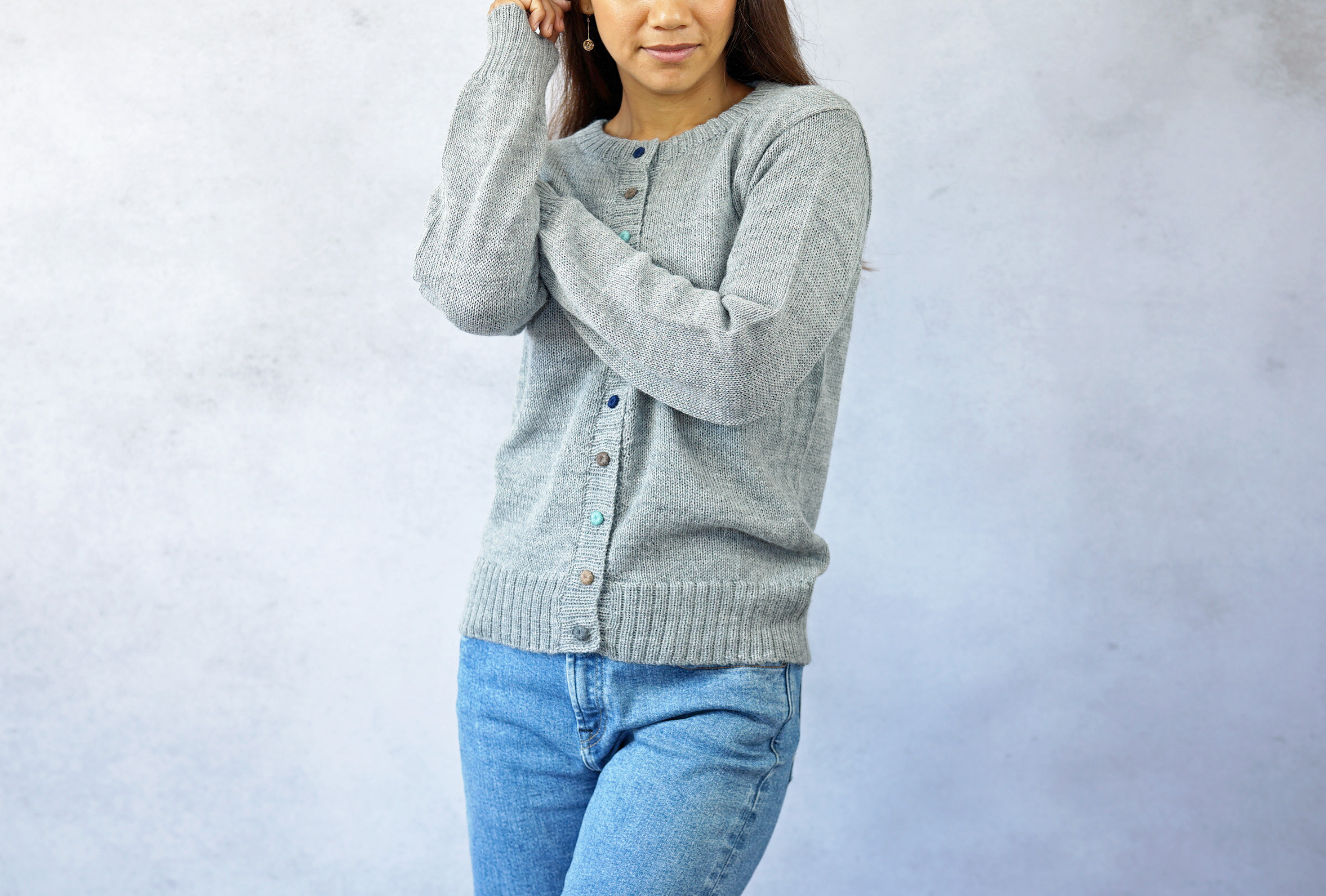 ★SALE【即納可】ベビーアルパカ・カラフル糸釦・クルーネックカーディ（S-370024-グレー）・ペルーニット