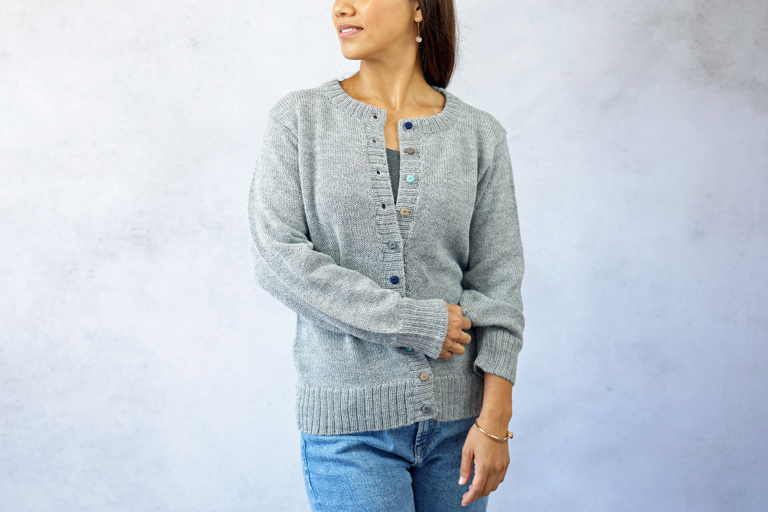 ★SALE【即納可】ベビーアルパカ・カラフル糸釦・クルーネックカーディ（S-370024-グレー）・ペルーニット