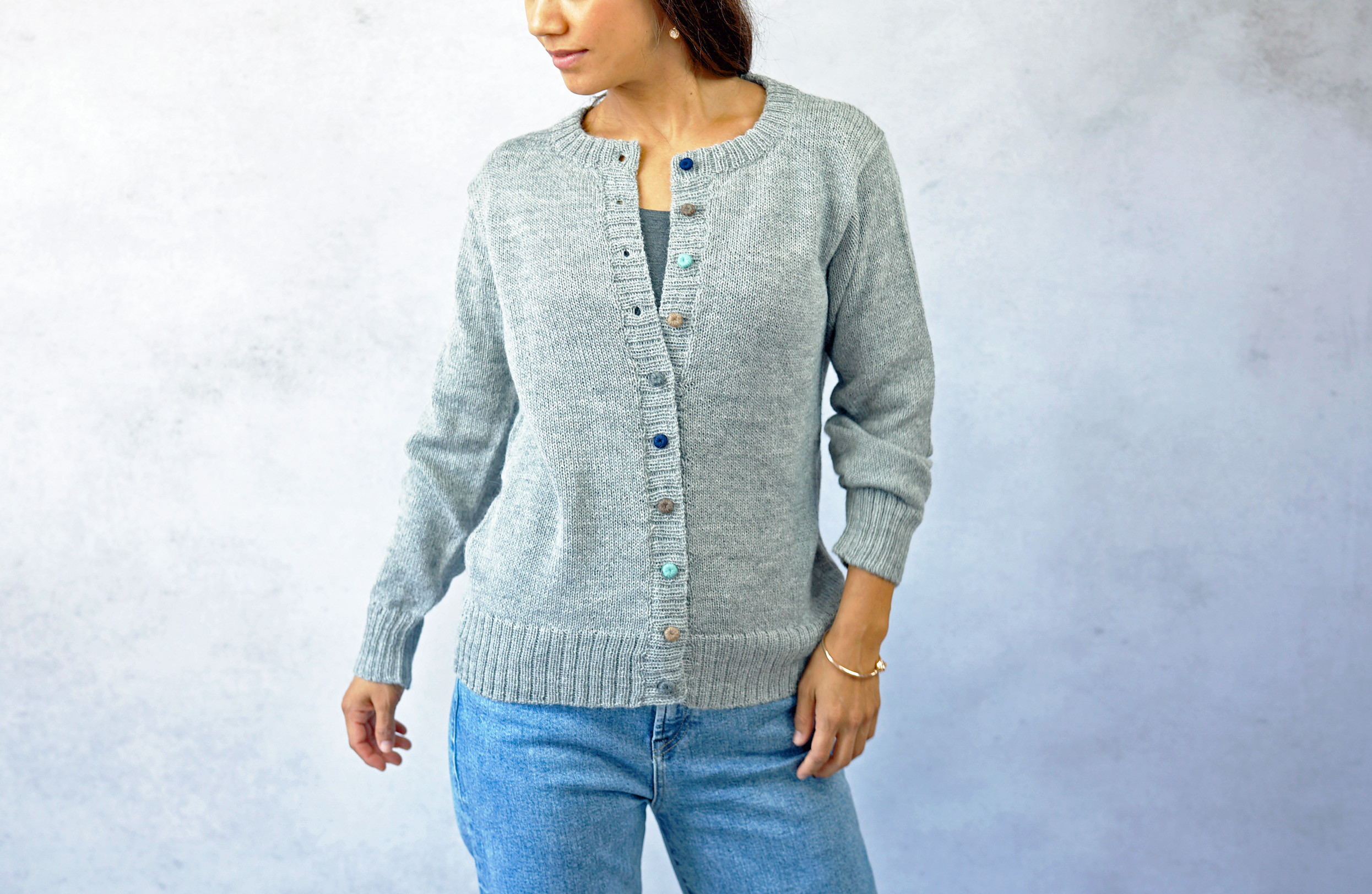 ★SALE【即納可】ベビーアルパカ・カラフル糸釦・クルーネックカーディ（S-370024-グレー）・ペルーニット