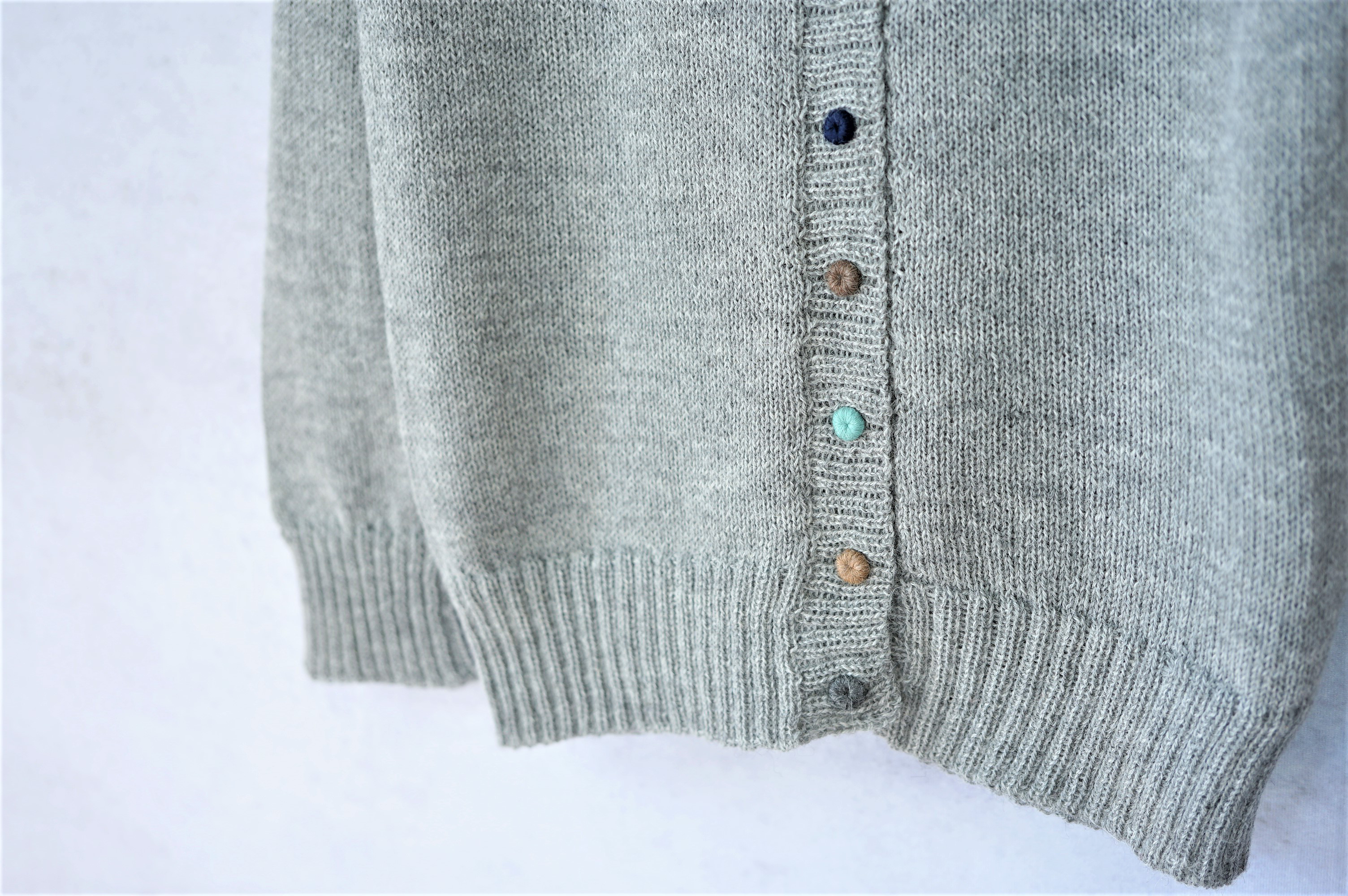 ★SALE【即納可】ベビーアルパカ・カラフル糸釦・クルーネックカーディ（S-370024-グレー）・ペルーニット