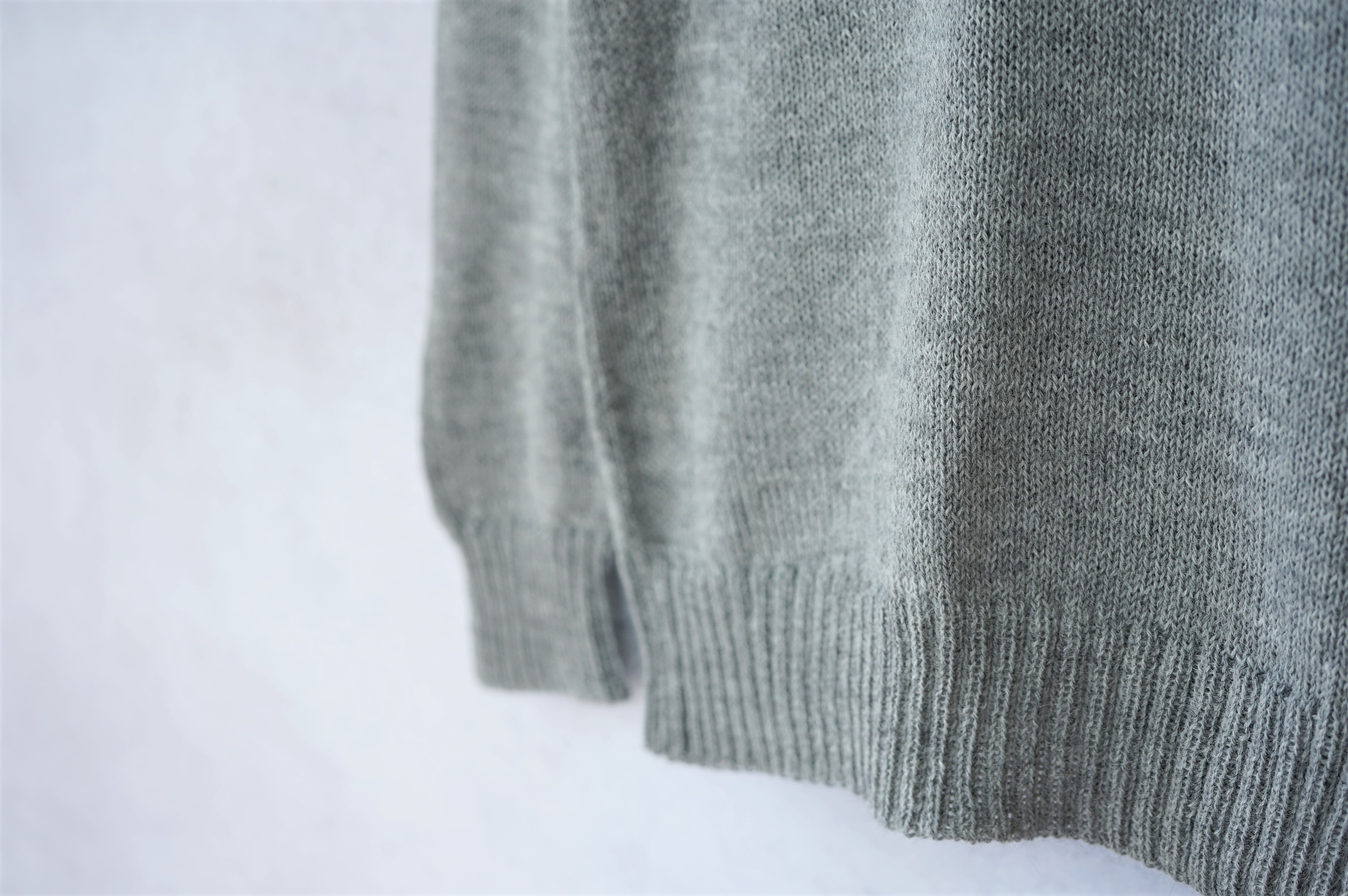 ★SALE【即納可】ベビーアルパカ・カラフル糸釦・クルーネックカーディ（S-370024-グレー）・ペルーニット