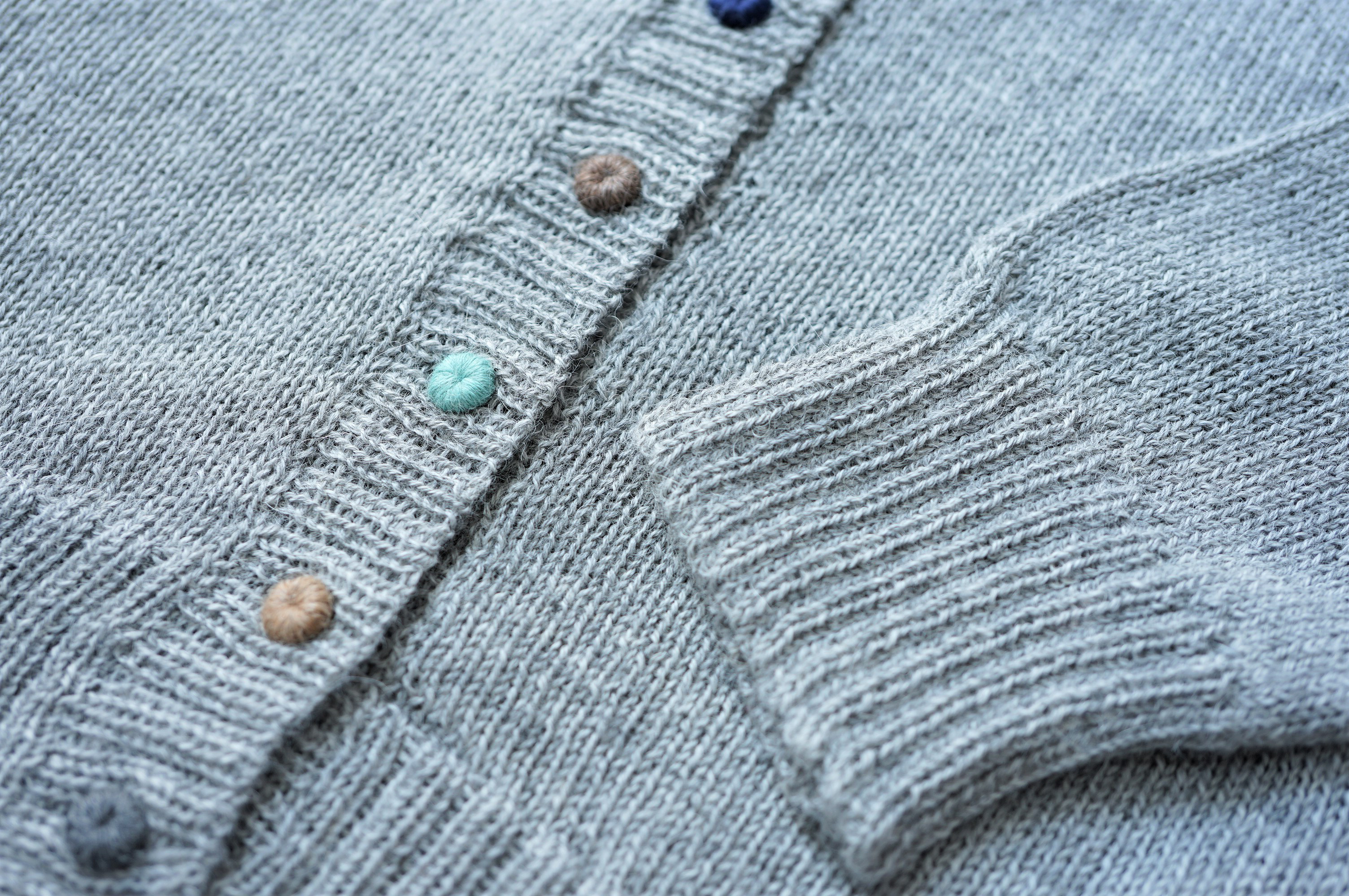 ★SALE【即納可】ベビーアルパカ・カラフル糸釦・クルーネックカーディ（S-370024-グレー）・ペルーニット