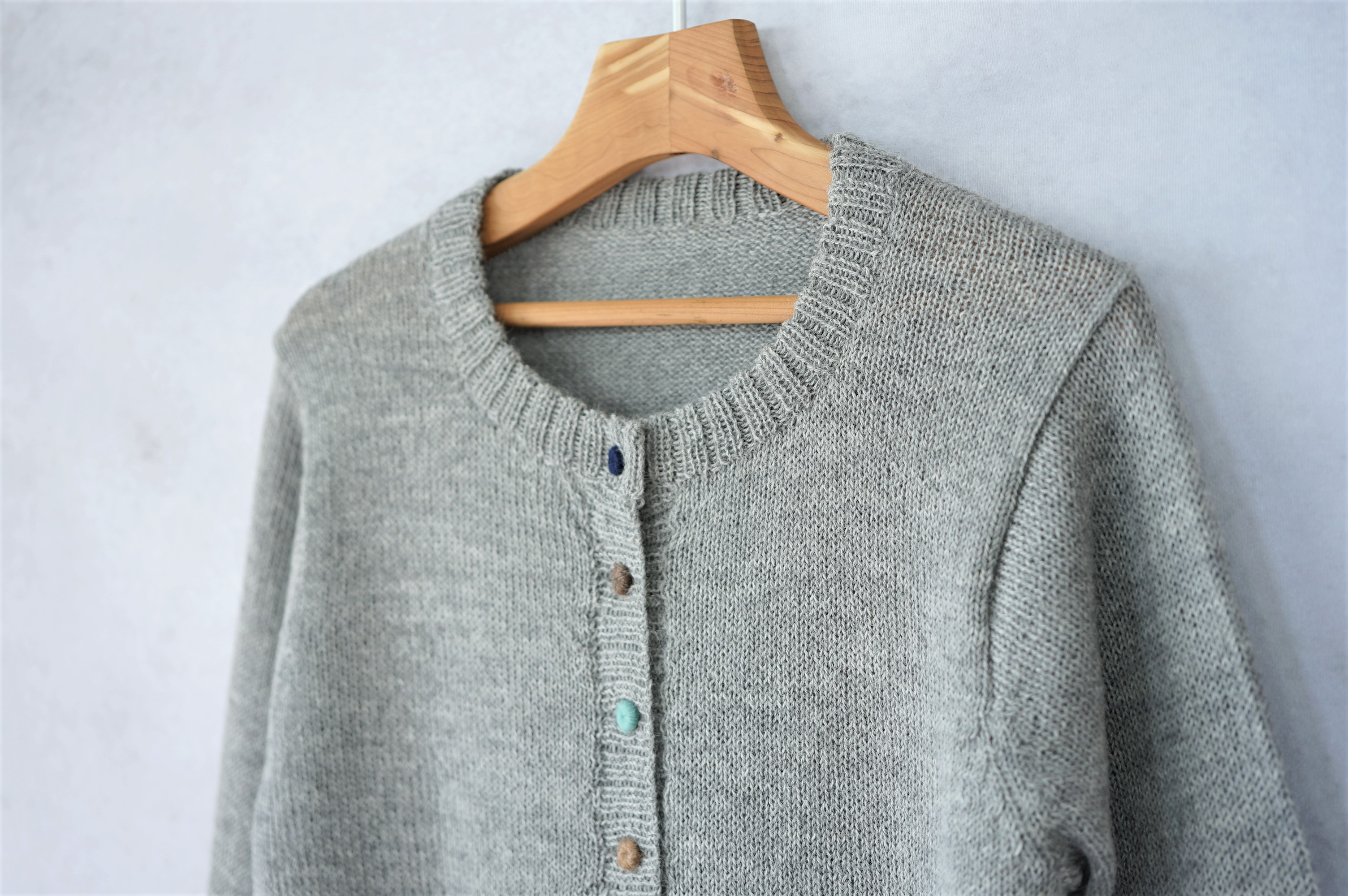 ★SALE【即納可】ベビーアルパカ・カラフル糸釦・クルーネックカーディ（S-370024-グレー）・ペルーニット