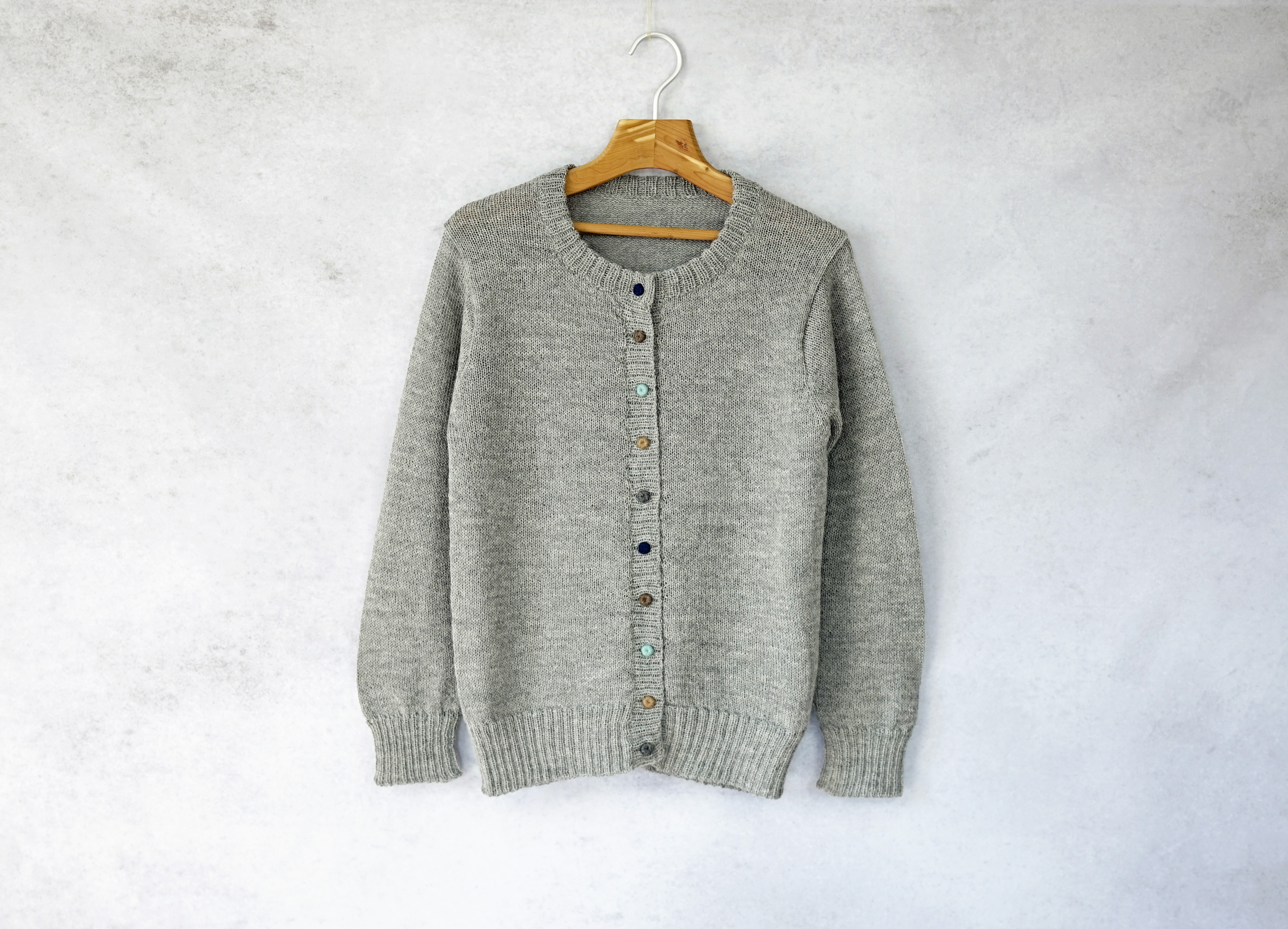 ★SALE【即納可】ベビーアルパカ・カラフル糸釦・クルーネックカーディ（S-370024-グレー）・ペルーニット