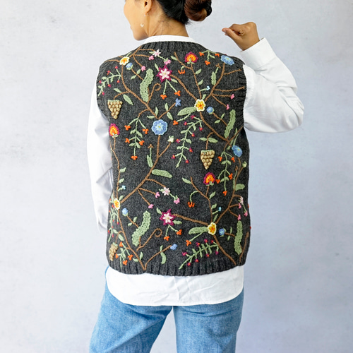 完売】ウール・総刺繍ベスト（S-370031-チャコール）・ペルーニット