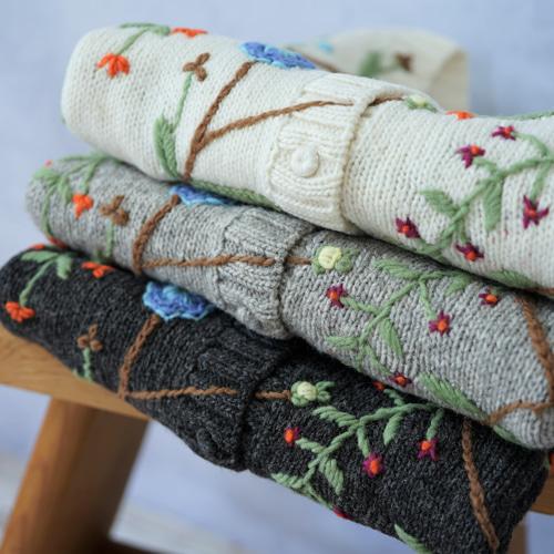 完売】ウール・総刺繍ベスト（S-370031-チャコール）・ペルーニット