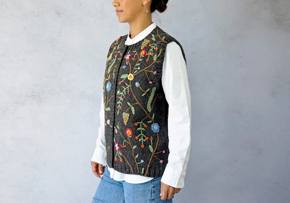 完売】ウール・総刺繍ベスト（S-370031-チャコール）・ペルーニット