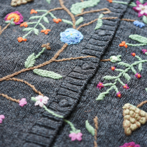 完売】ウール・総刺繍ベスト（S-370031-チャコール）・ペルーニット