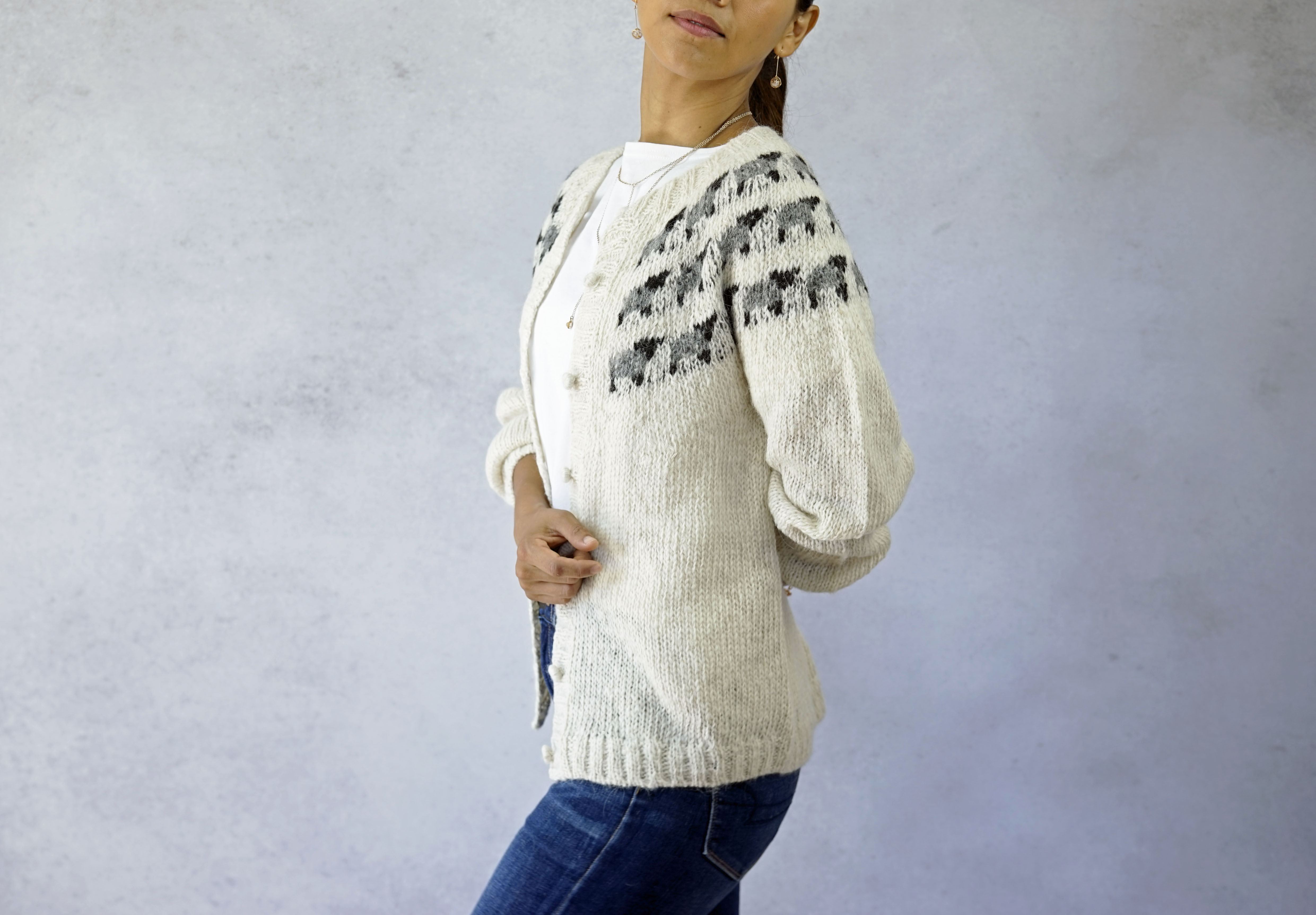 ラスト1点【即納可】手紡ぎアルパカ・ヒツジ柄求心編みカーディガン（S-381011-ホワイト）・ペルーニット