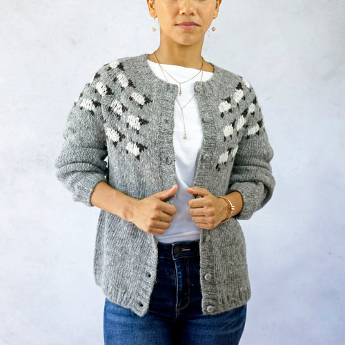 羊柄 ニット まきばのひつじ柄ニットカーディガン（カーディガン