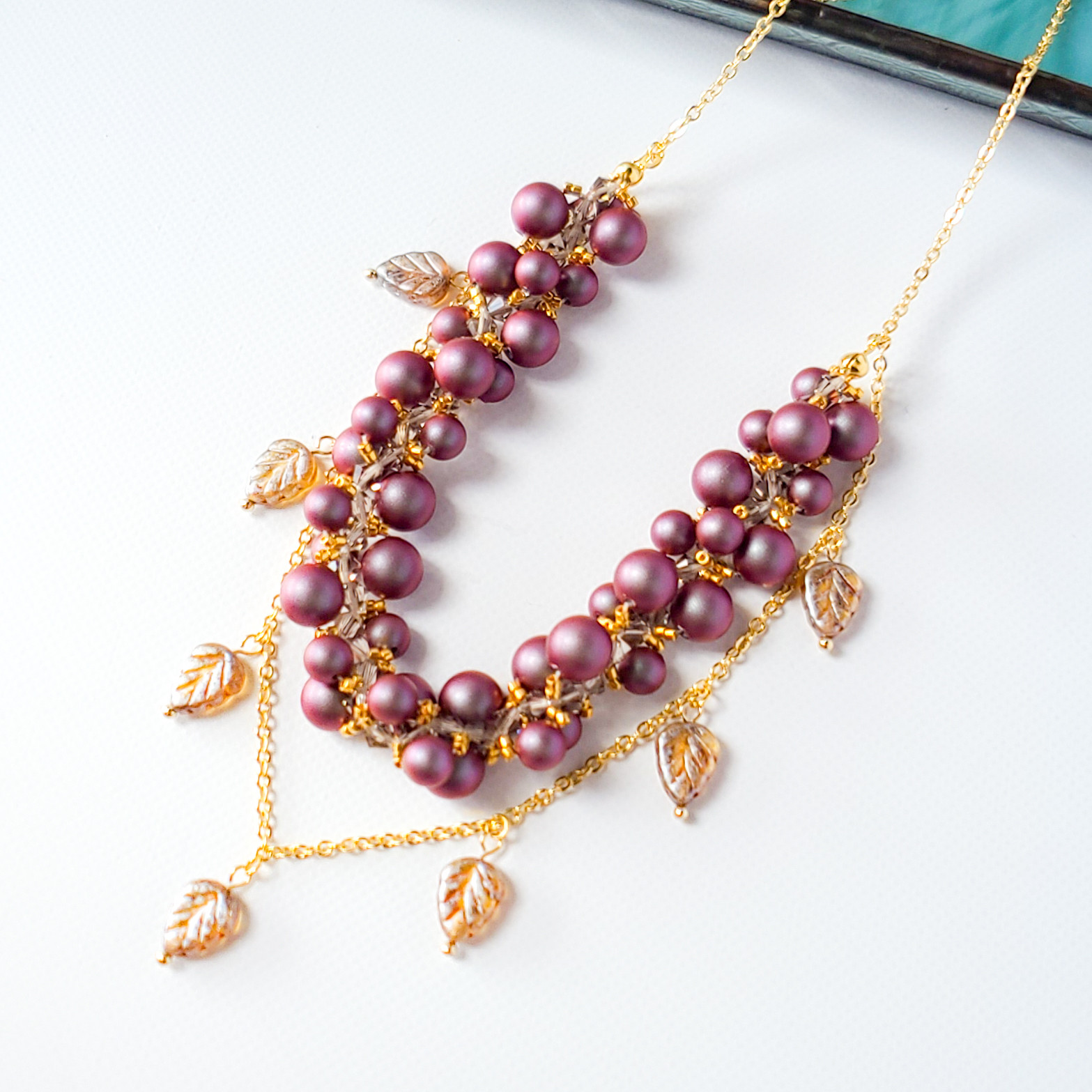 【特集掲載】上品・秋の彩・ヴィンテージ風！ビーズステッチ クリスタルパール重ね付け風ネックレス 43cm【ダークレッド】