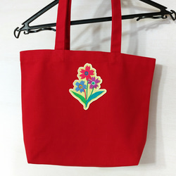 トートバッグには花 刺繍 オリジナル 可愛い 赤 レッド 花束 かわいい カワイイ ワッペン アップリケ 1枚目の画像