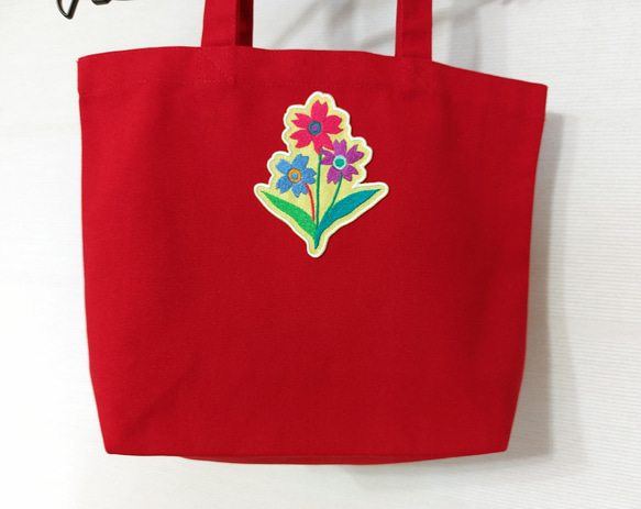 トートバッグには花 刺繍 オリジナル 可愛い 赤 レッド 花束 かわいい カワイイ ワッペン アップリケ 6枚目の画像