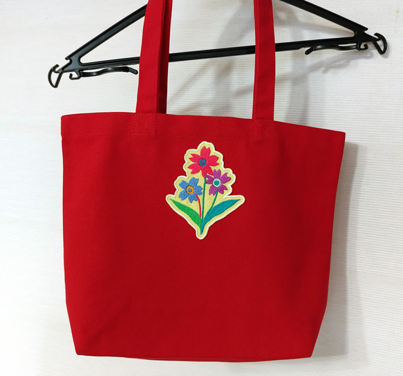 トートバッグには花 刺繍 オリジナル 可愛い 赤 レッド 花束 かわいい カワイイ ワッペン アップリケ 2枚目の画像