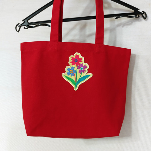 トートバッグには花 刺繍 オリジナル 可愛い 赤 レッド 花束 かわいい