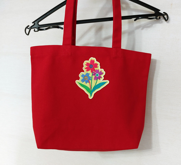 トートバッグには花 刺繍 オリジナル 可愛い 赤 レッド 花束 かわいい カワイイ ワッペン アップリケ 3枚目の画像
