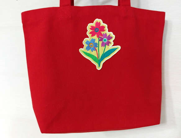 トートバッグには花 刺繍 オリジナル 可愛い 赤 レッド 花束 かわいい カワイイ ワッペン アップリケ 5枚目の画像