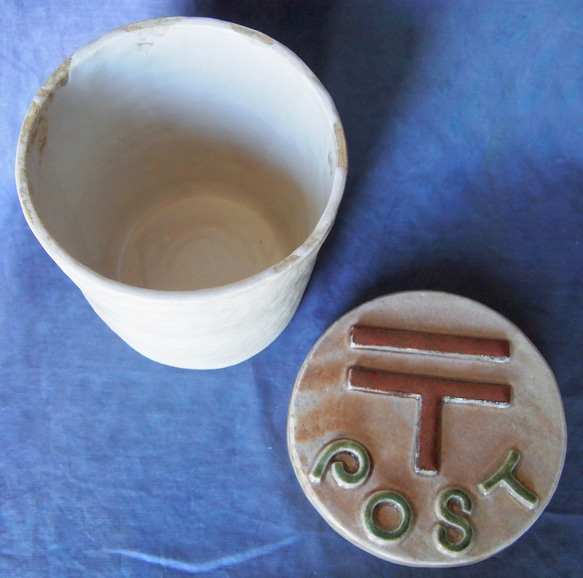 ポスト　陶器製の蓋付き円柱型 2枚目の画像