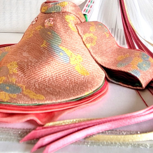 624 おひなさま 小さな着せ替えお着物〈お姫様〉十二単 正絹珊瑚色地に