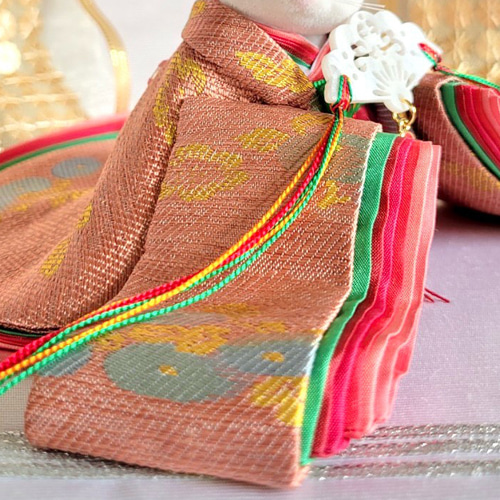 624 おひなさま 小さな着せ替えお着物〈お姫様〉十二単 正絹珊瑚色地に