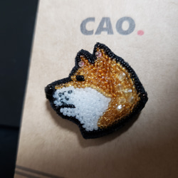 【柴犬のミニブローチ】～オートクチュール刺繍～チェコビーズ☆ギフト・プレゼントにも☆　 1枚目の画像