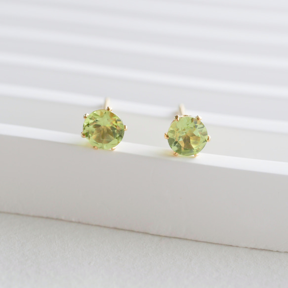 つけっぱなしOK！ペリドットの一粒ピアス 8月誕生石 ３ｍｍ サージカルステンレス　金属アレルギー対応　小さい　小粒 1枚目の画像