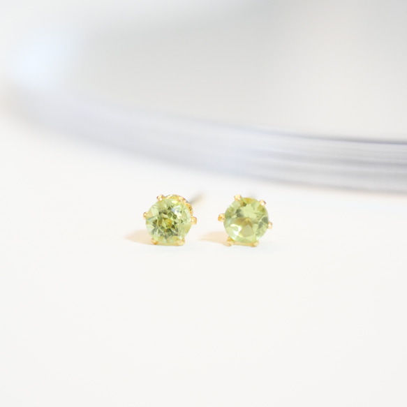 つけっぱなしOK！ペリドットの一粒ピアス 8月誕生石 ３ｍｍ サージカルステンレス　金属アレルギー対応　小さい　小粒 4枚目の画像