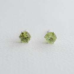 つけっぱなしOK！ペリドットの一粒ピアス 8月誕生石 ３ｍｍ サージカルステンレス　金属アレルギー対応　小さい　小粒 11枚目の画像