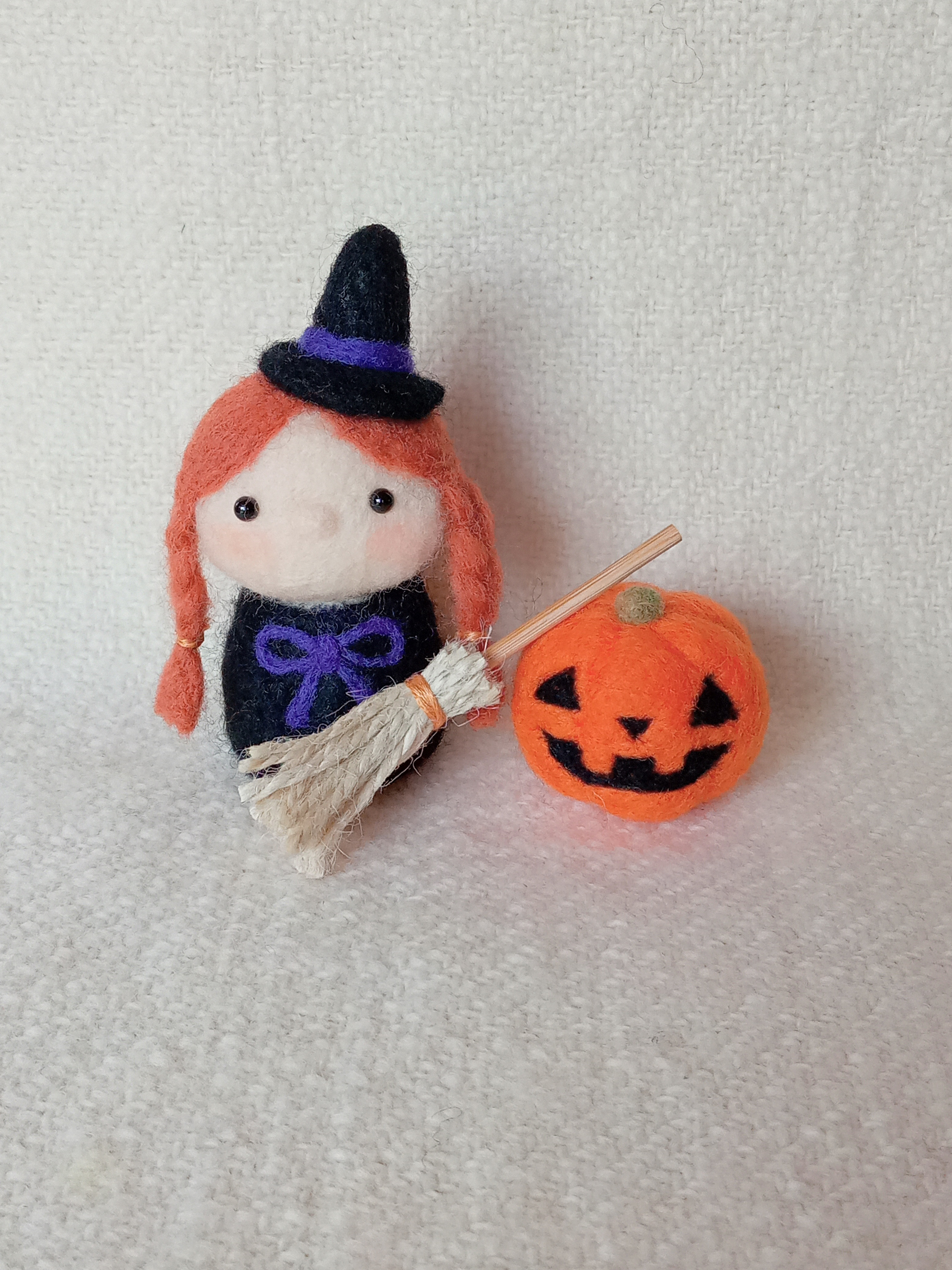 よ*か様 羊毛フェルト　ハロウィン　魔女の女の子 ハロウィン【魔女の女の子】羊毛フェルト かぼちゃ 置物飾り