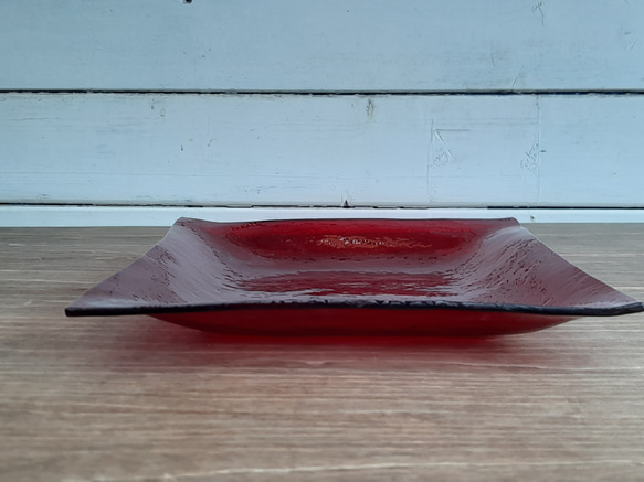 【SALE】赤いガラス角皿21㎝ 3枚目の画像