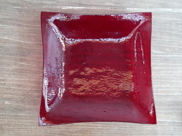 【SALE】赤いガラス角皿21㎝ 2枚目の画像