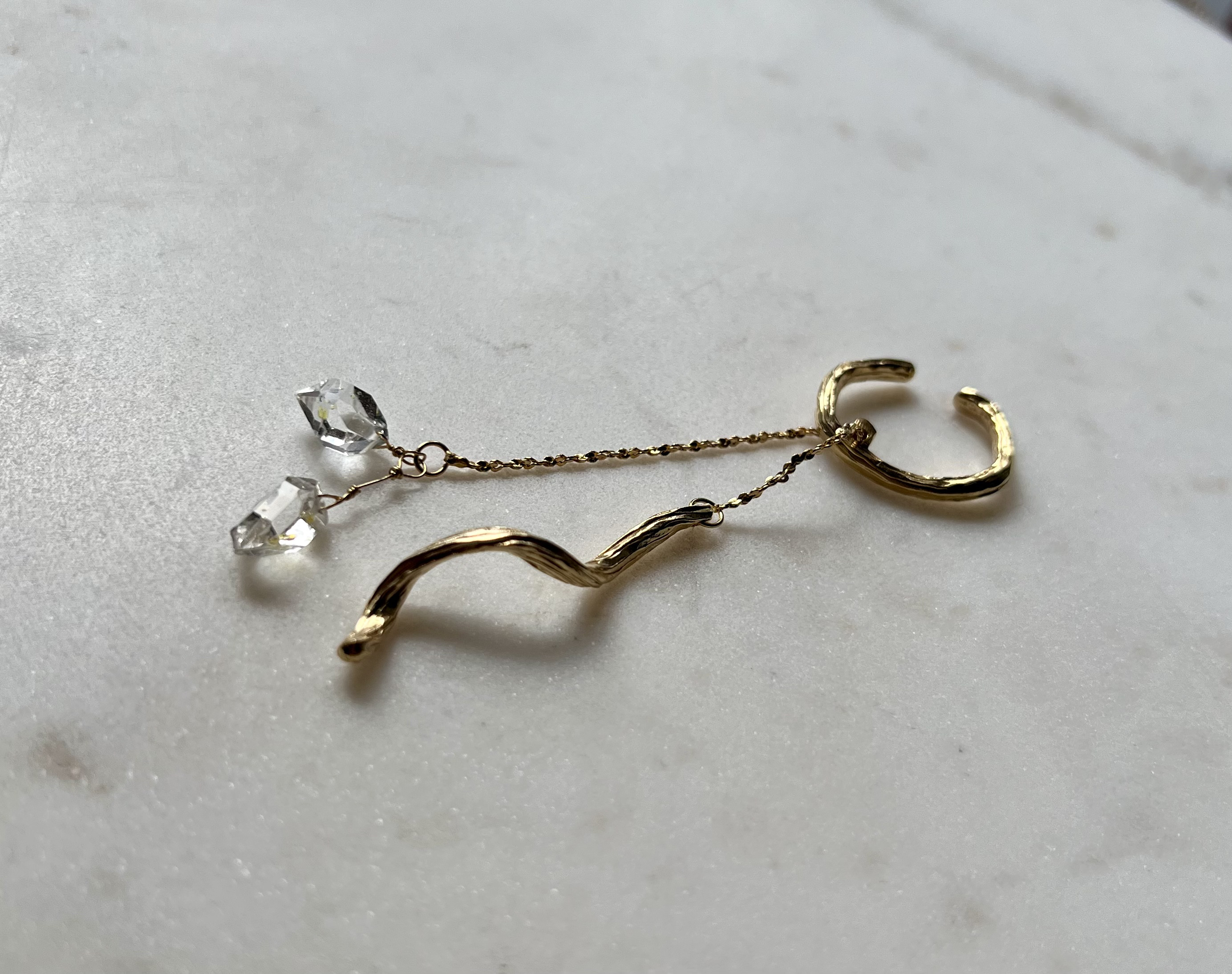 Eye of Storm_アジャストチェーン　イヤーカフ　オイルインクォーツ　ゴールド