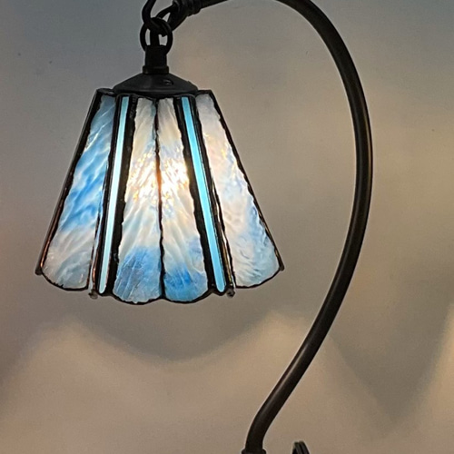 グースネックのランプ・水色 ステンドグラス、スカイブルー、照明 卓上