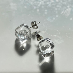 溶けかけの氷のような ガラスのひと粒ピアス　　coolなスタッドピアス 2枚目の画像