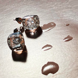 溶けかけの氷のような ガラスのひと粒ピアス　　coolなスタッドピアス 1枚目の画像