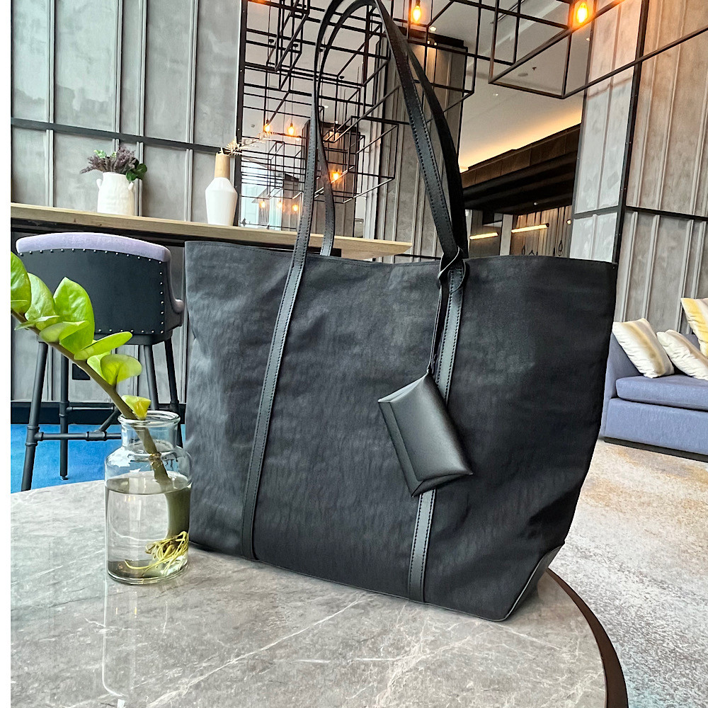 ナイロンレザー　トートバッグ　L  大容量バッグ　通勤バッグ　旅行バッグ　本革ミニポーチ付き　名入れ可