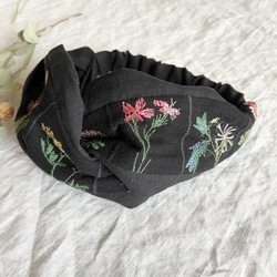 ハンドメイド 大人可愛い ボカニカル花草刺繍  ねじりヘアバンド 2枚目の画像
