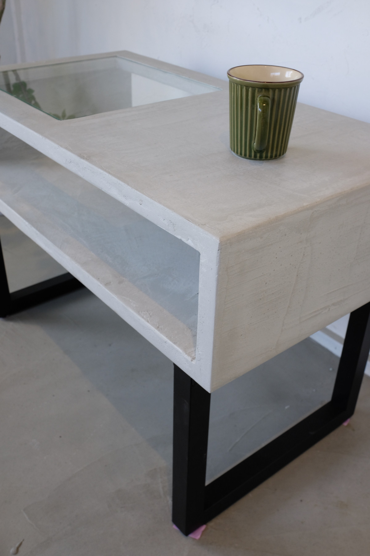 モルタル×アイアン　ガラス付きテーブル