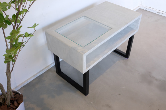 モルタル×アイアン　ガラス付きテーブル 1枚目の画像