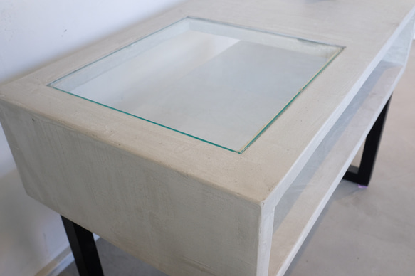 モルタル×アイアン　ガラス付きテーブル 2枚目の画像