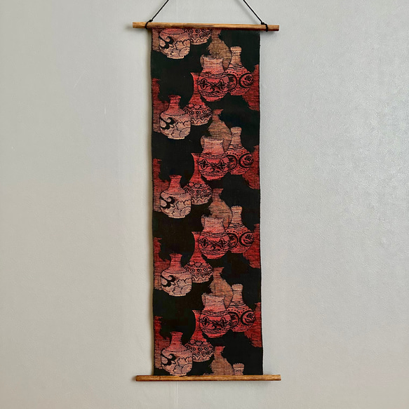 帯のタペストリー　漆黒に秋色の花器　着物リメイク インテリア　掛け軸 　和モダン　和室　Kimono 秋色 3枚目の画像