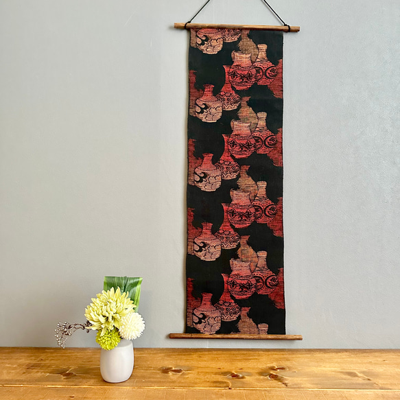 帯のタペストリー　漆黒に秋色の花器　着物リメイク インテリア　掛け軸 　和モダン　和室　Kimono 秋色 2枚目の画像