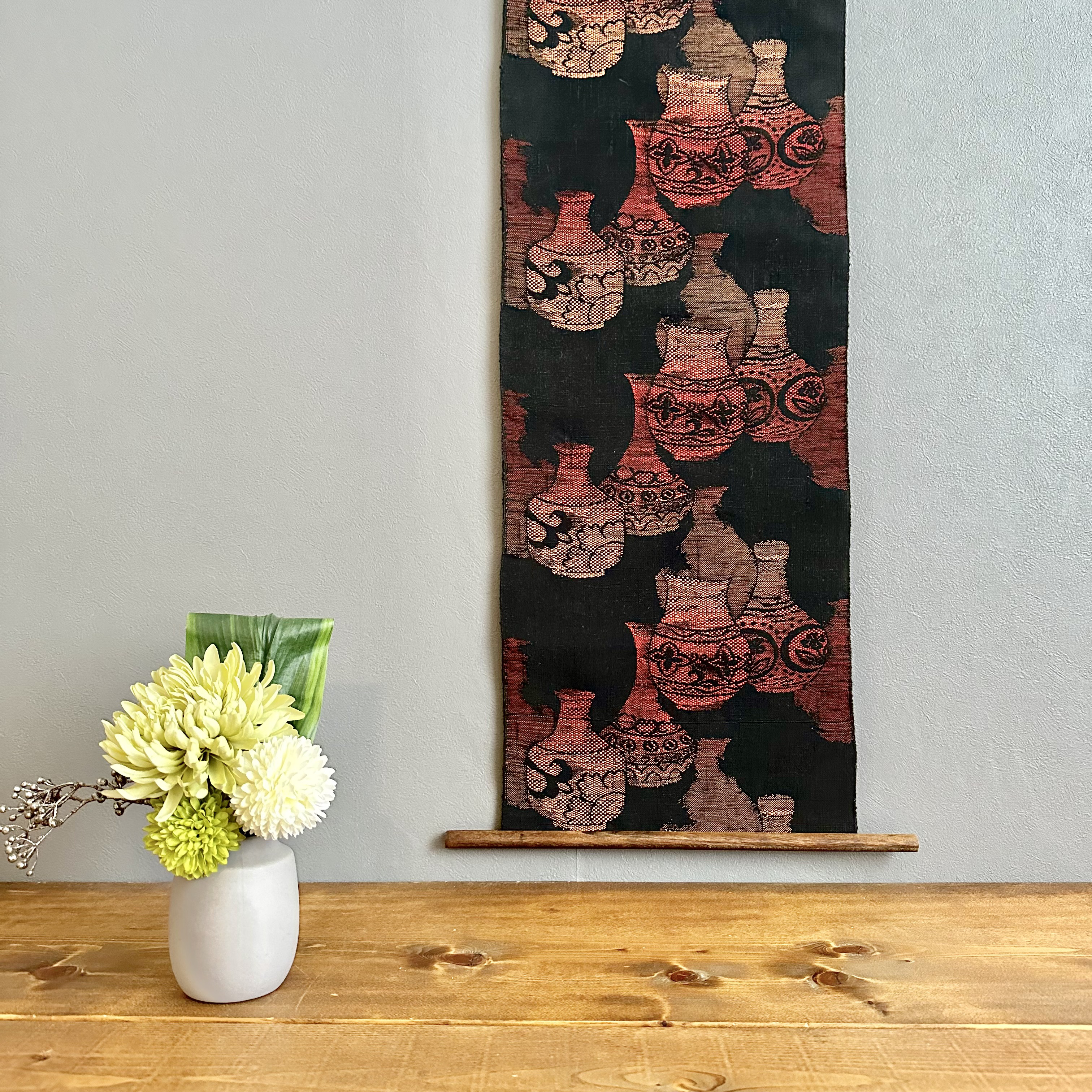 帯のタペストリー　漆黒に秋色の花器　着物リメイク インテリア　掛け軸 　和モダン　和室　Kimono 秋色