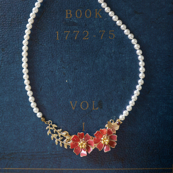 古董蝴蝶與波斯菊珍珠項鍊巧克力：秋櫻復古古典 第1張的照片