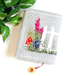 刺繍のブックカバー「垣根と花」 2枚目の画像