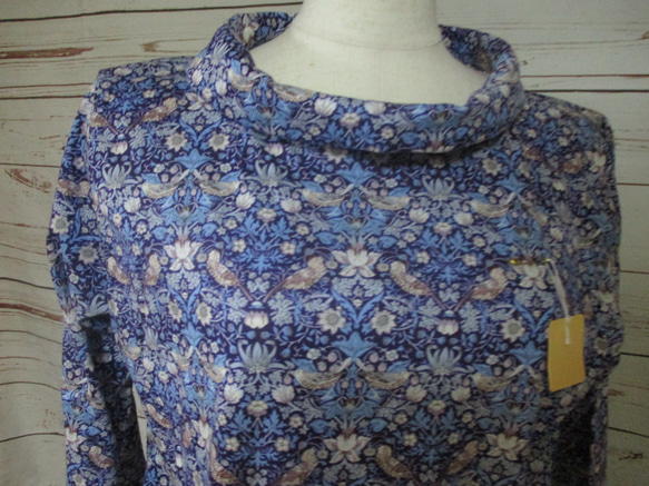 リバティ紫系・ロールカラーTシャツ 2枚目の画像