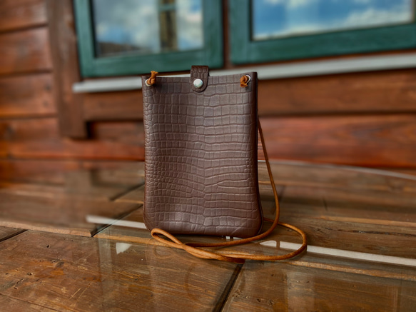 ✉レザー サコッシュ ポーチ✉【牛革 クロコ型押 チョコレートブラウン