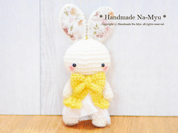 ★即日発送★fabric&wool★ 白ウサギちゃん（立ち姿）黄色ワンピース・約11cm／Mサイズ 1枚目の画像