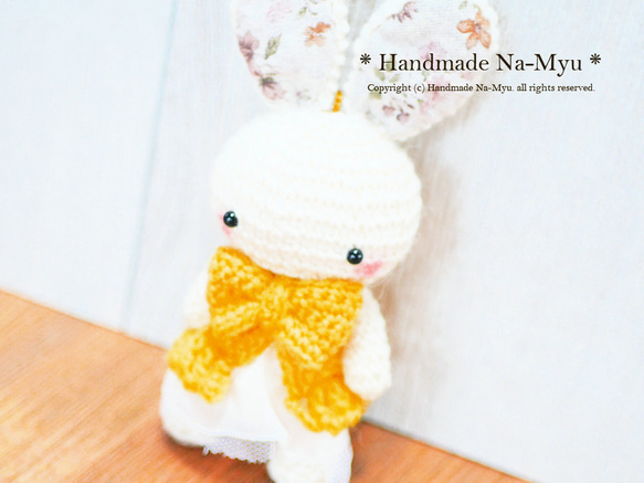 ★即日発送★fabric&wool★ 白ウサギちゃん（立ち姿）黄色ワンピース・約11cm／Mサイズ 2枚目の画像